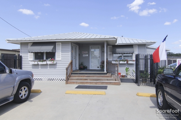 Facility photo: //images.sparefoot.com/medium/10691455bbb2084130a.jpg