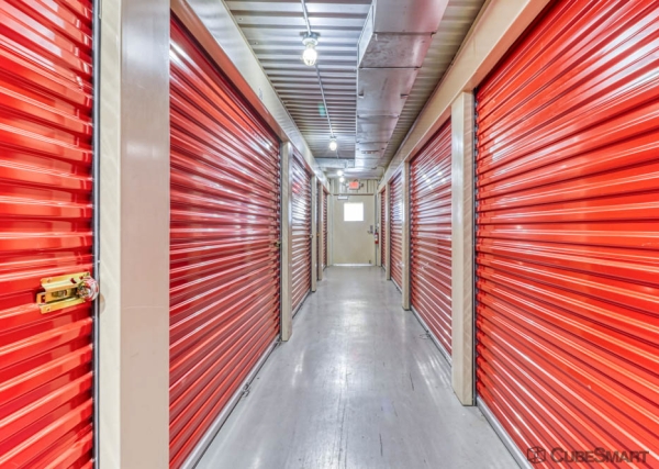 Facility photo: //images.sparefoot.com/medium/2094236901f346655b8.jpg