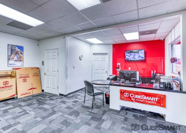 Facility photo: //images.sparefoot.com/medium/211023690333c32a29d.jpg