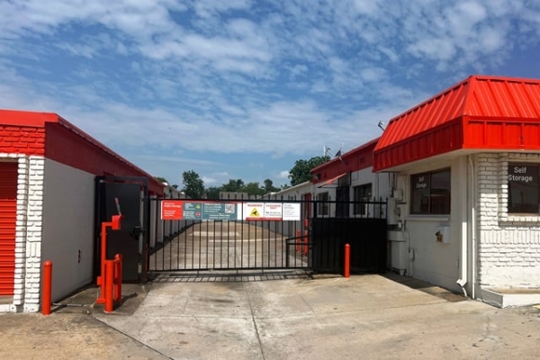 Facility photo: //images.sparefoot.com/medium/213460690363f20a1f9.jpg