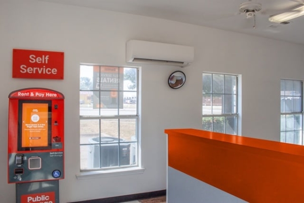 Facility photo: //images.sparefoot.com/medium/213505690212f62b762.jpg