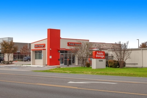 Facility photo: //images.sparefoot.com/medium/2137106904b63dac650.jpg