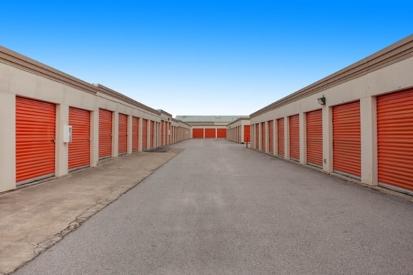 Facility photo: //images.sparefoot.com/medium/2137106904b63e88cf8.jpg