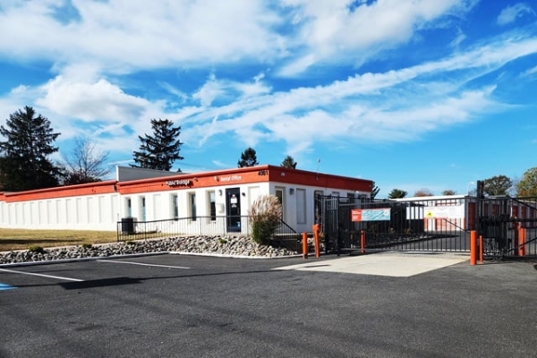 Facility photo: //images.sparefoot.com/medium/21394569036246455e3.jpg