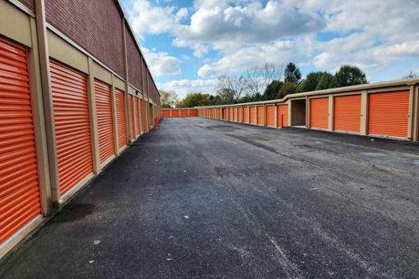 Facility photo: //images.sparefoot.com/medium/2142036903636f2ef4f.jpg