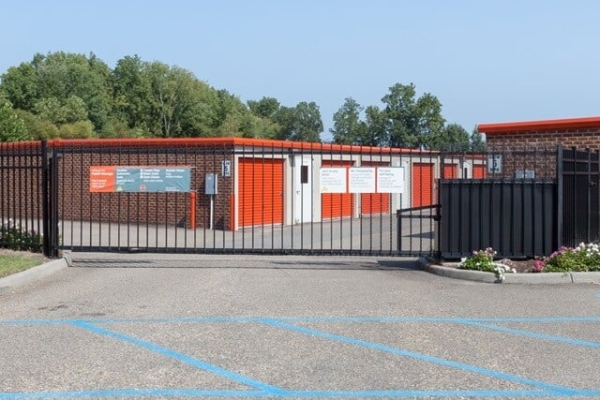 Facility photo: //images.sparefoot.com/medium/2150116900c0775a6af.jpg