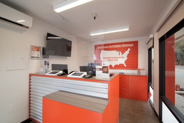 Facility photo: //images.sparefoot.com/medium/21518369021396bc4b4.jpg