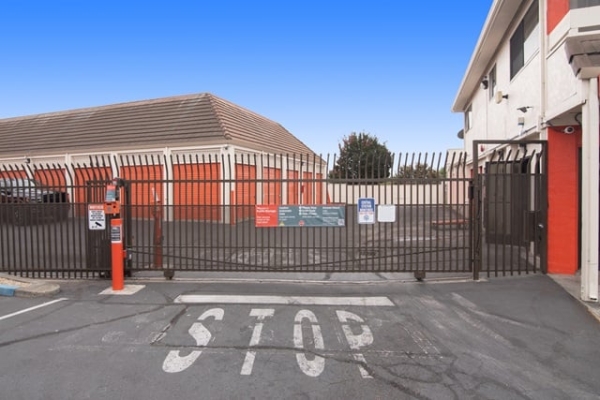 Facility photo: //images.sparefoot.com/medium/2151836902139793758.jpg