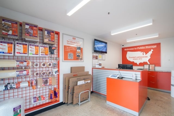 Facility photo: //images.sparefoot.com/medium/215191690608fae0780.jpg