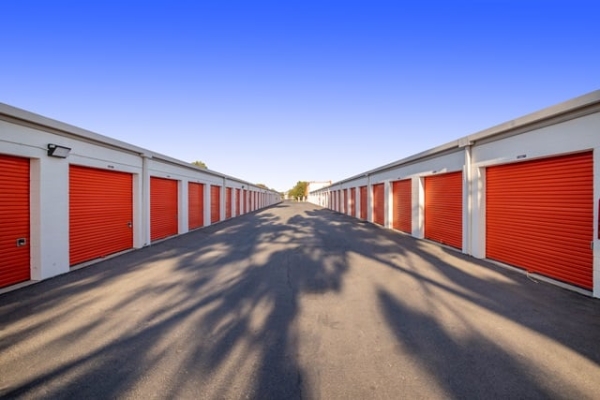 Facility photo: //images.sparefoot.com/medium/215242689de24d2daf1.jpg