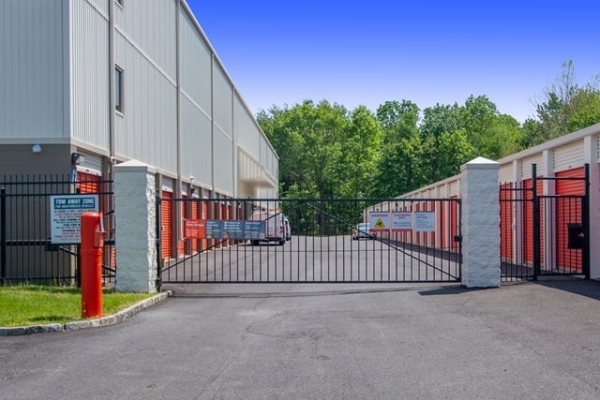 Facility photo: //images.sparefoot.com/medium/2156846904b4457a40e.jpg