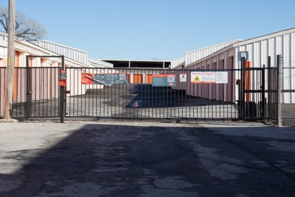 Facility photo: //images.sparefoot.com/medium/215768690607e33570f.jpg