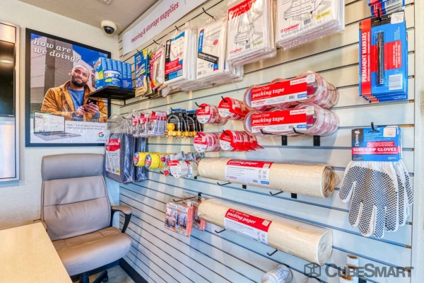 Facility photo: //images.sparefoot.com/medium/2164166901eda1d749f.jpg