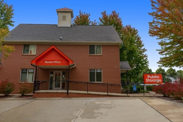 Facility photo: //images.sparefoot.com/medium/2183786902124860bf2.jpg