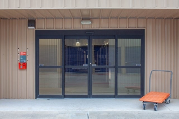 Facility photo: //images.sparefoot.com/medium/2208486902135dde2c7.jpg