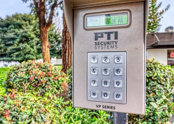 Facility photo: //images.sparefoot.com/medium/22203868cba89edc484.jpg