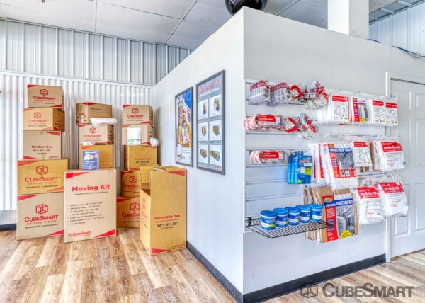 Facility photo: //images.sparefoot.com/medium/2276376901e309905e7.jpg