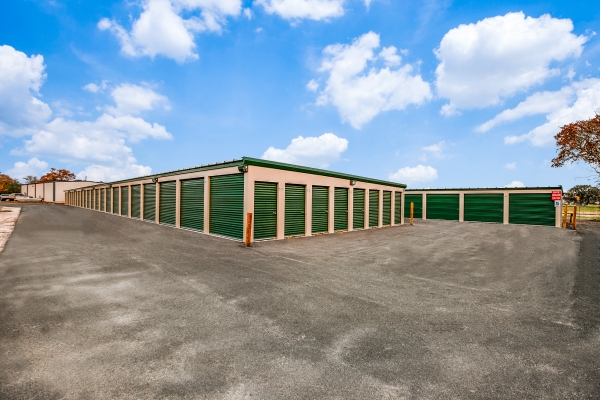 Facility photo: //images.sparefoot.com/medium/229325648bc0a4d3394.jpg