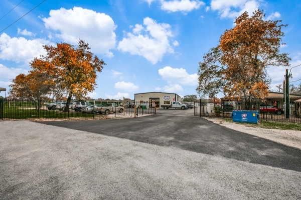 Facility photo: //images.sparefoot.com/medium/229325648bc0ba6abc9.jpg