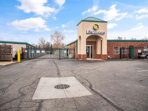 Facility photo: //images.sparefoot.com/medium/23000464cbfb857a6b4.jpg