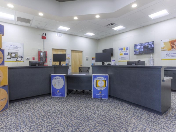 Facility photo: //images.sparefoot.com/medium/23062464cd6c24a89e5.jpg