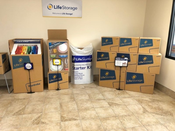 Facility photo: //images.sparefoot.com/medium/23063464cd6c5de26e5.jpg