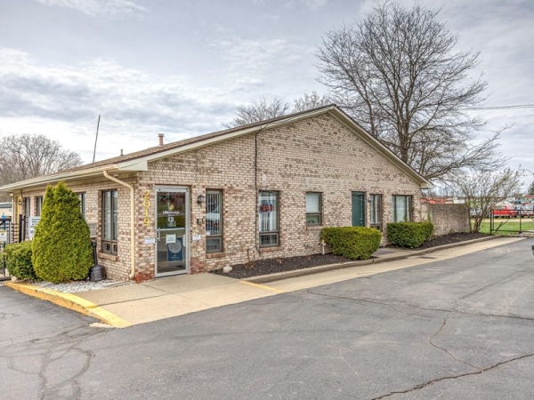 Facility photo: //images.sparefoot.com/medium/23065364cd6cb657c7f.jpg