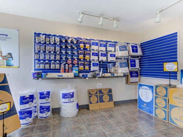 Facility photo: //images.sparefoot.com/medium/23065364cd6cbe1f050.jpg