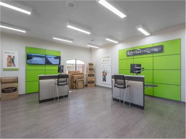 Facility photo: //images.sparefoot.com/medium/23106964cd8244e5fa8.jpg