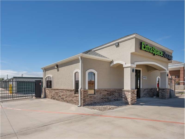 Facility photo: //images.sparefoot.com/medium/23106964cd8248591a1.jpg