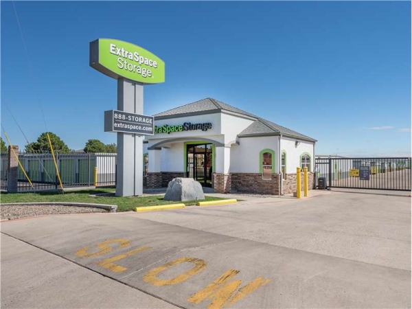 Facility photo: //images.sparefoot.com/medium/23107064cd824a63a44.jpg