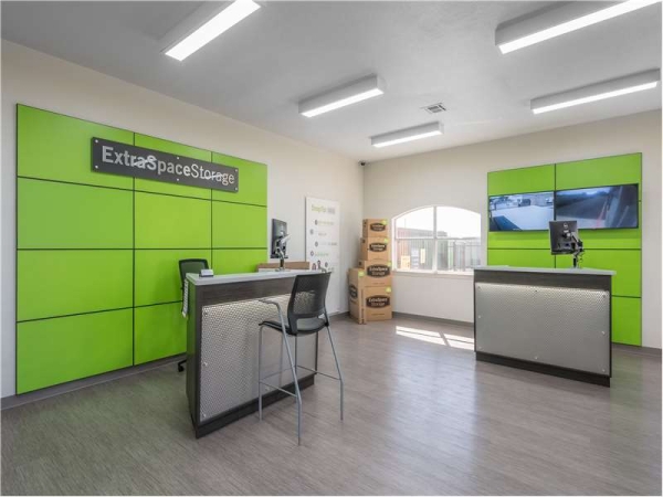 Facility photo: //images.sparefoot.com/medium/23107064cd824e604da.jpg