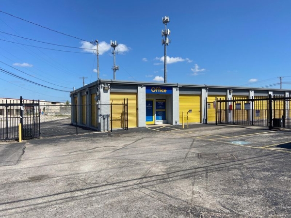 Facility photo: //images.sparefoot.com/medium/23144664d5283823d5f.jpg