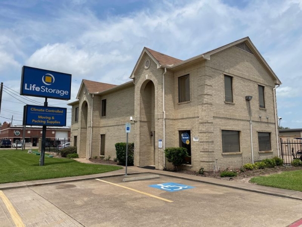 Facility photo: //images.sparefoot.com/medium/23168564d532f4959b5.jpg