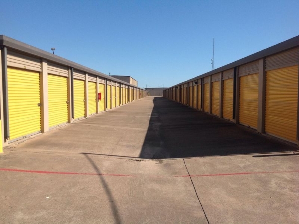 Facility photo: //images.sparefoot.com/medium/23168564d532f75ed72.jpg