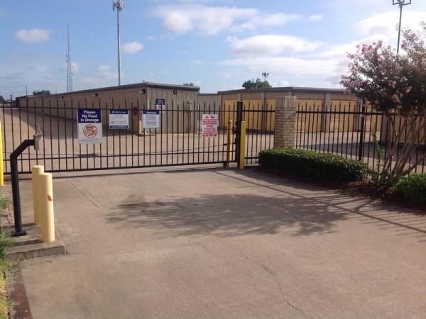 Facility photo: //images.sparefoot.com/medium/23168564d532f9d205b.jpg