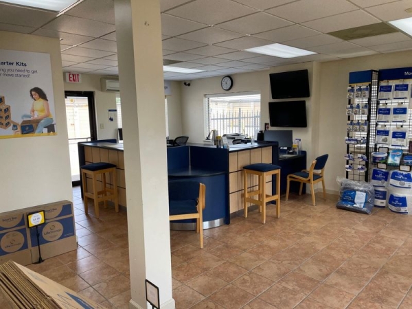 Facility photo: //images.sparefoot.com/medium/23168564d532fb38f73.jpg