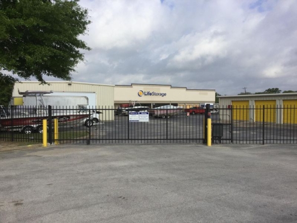 Facility photo: //images.sparefoot.com/medium/23169164d53339b8d24.jpg