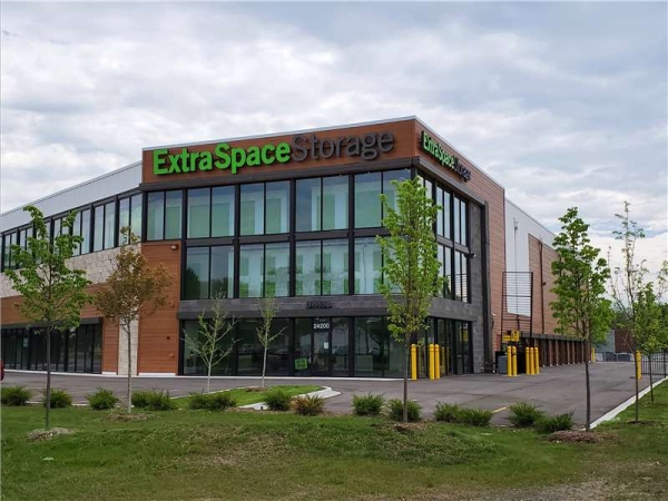 Facility photo: //images.sparefoot.com/medium/23261664e0325f64be9.jpg