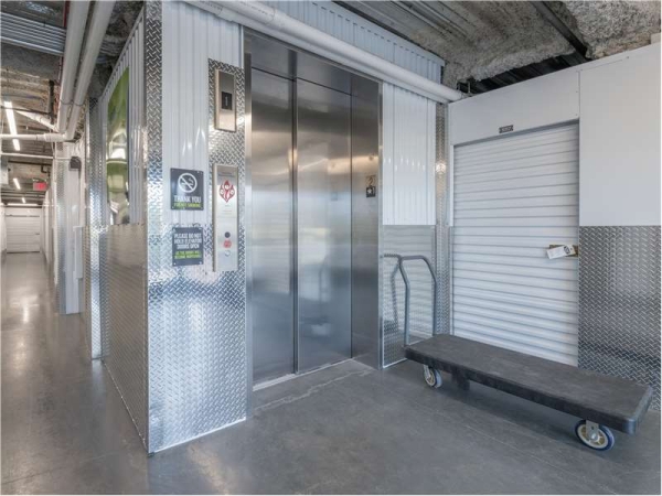 Facility photo: //images.sparefoot.com/medium/23262164e032b389aba.jpg