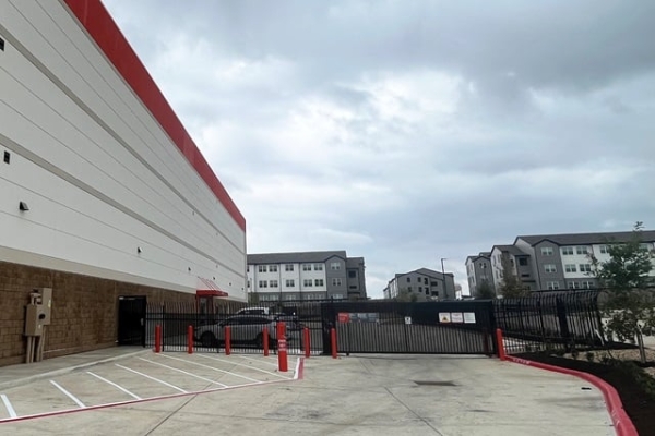 Facility photo: //images.sparefoot.com/medium/23346269021301922ef.jpg