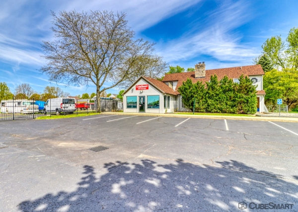 Facility photo: //images.sparefoot.com/medium/23508968906bf8cb1b9.jpg