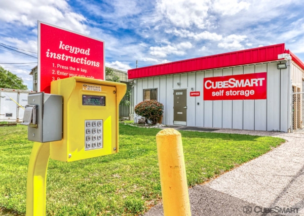 Facility photo: //images.sparefoot.com/medium/235100690335de9b85f.jpg