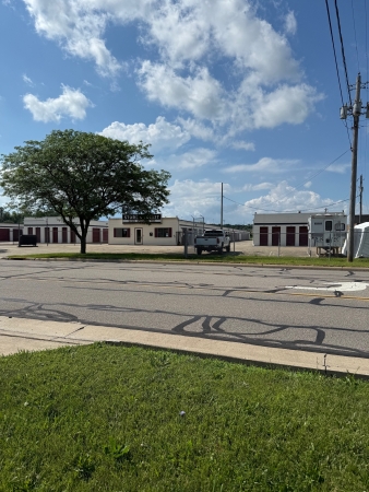 Facility photo: //images.sparefoot.com/medium/23693268b74fcb8b8f6.jpg