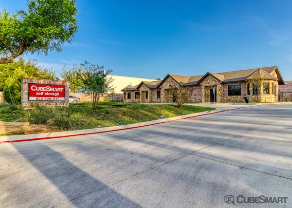Facility photo: //images.sparefoot.com/medium/23889367f8d5d266752.jpg