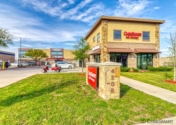 Facility photo: //images.sparefoot.com/medium/23889668c9380615bdf.jpg