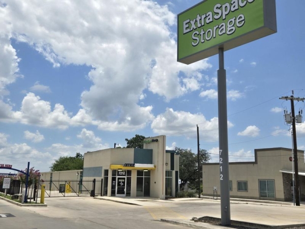 Facility photo: //images.sparefoot.com/medium/23910169014ddad1a5e.jpg