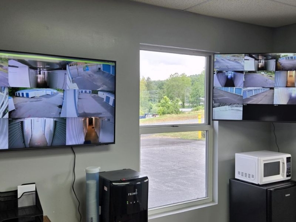 Facility photo: //images.sparefoot.com/medium/2404236903bba05aca4.jpg