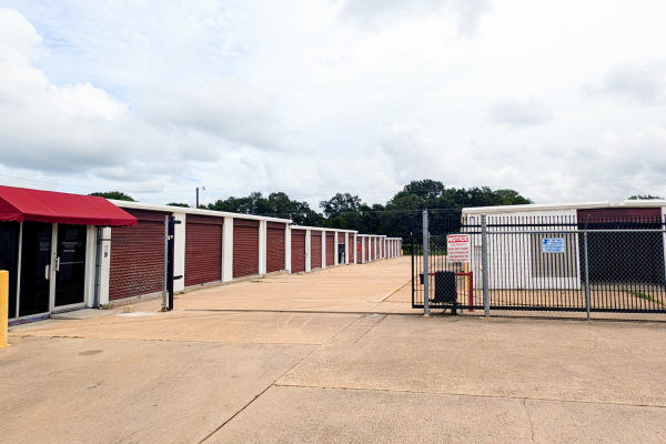 Facility photo: //images.sparefoot.com/medium/24059268af40258ea43.png