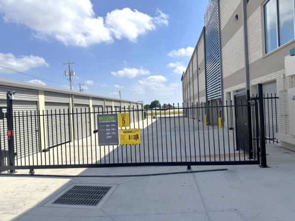 Facility photo: //images.sparefoot.com/medium/24115369038b636f352.jpg